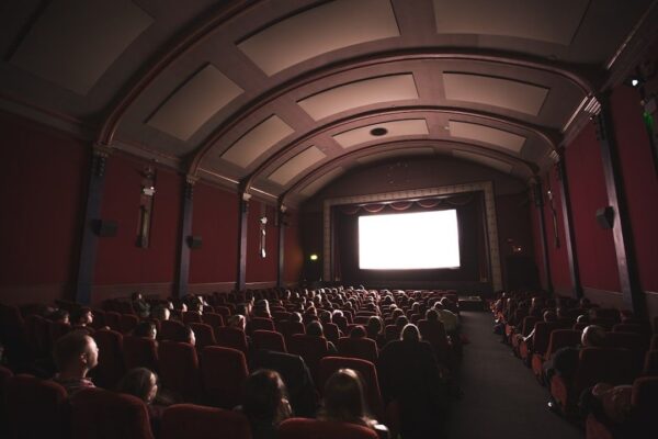 Salle de cinéma indépendante remplie de spectateurs devant l’écran